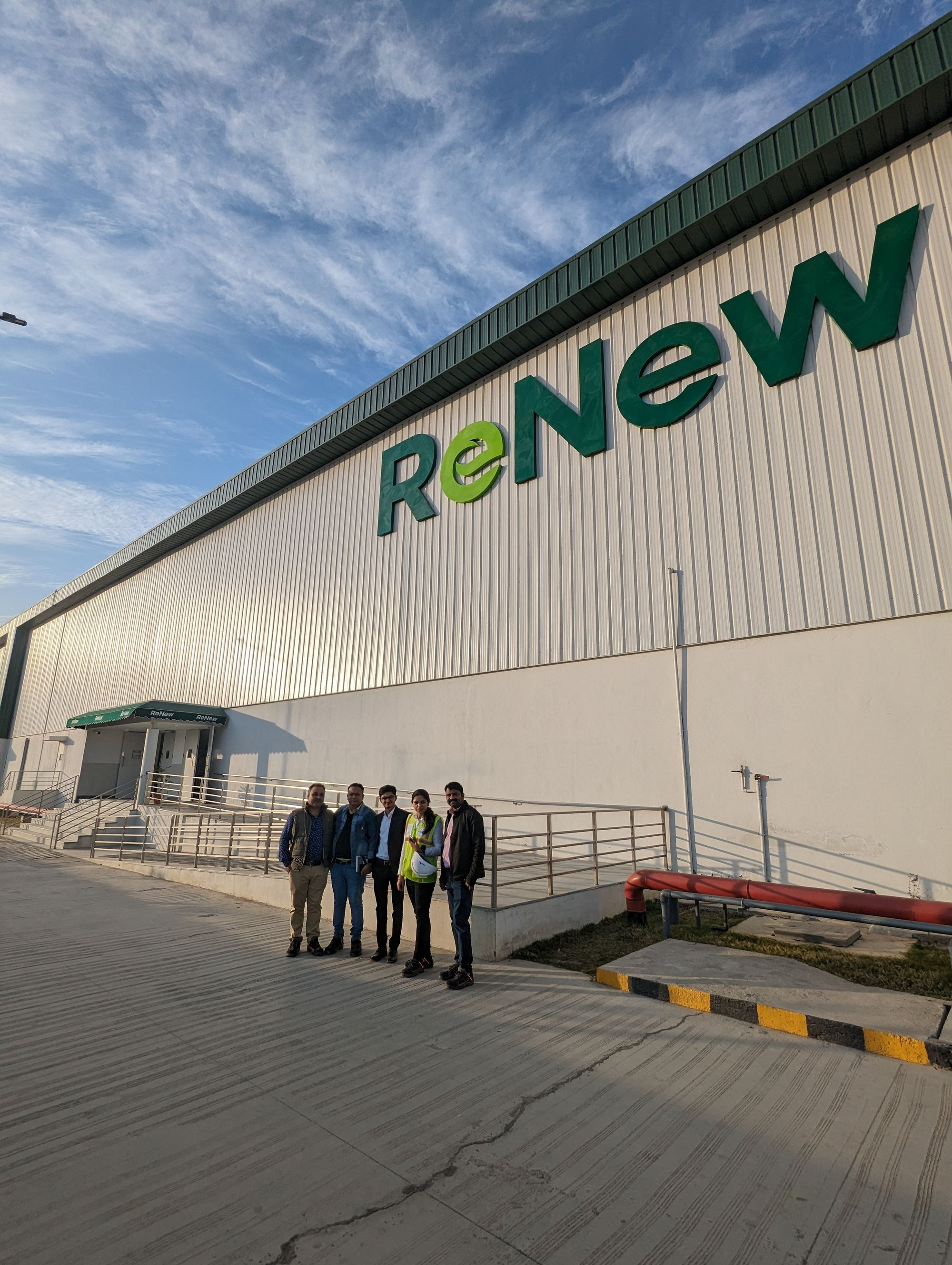 Senior Research Analyst Akshay Birla (Mitte) vor Ort bei ReNew Energy Global