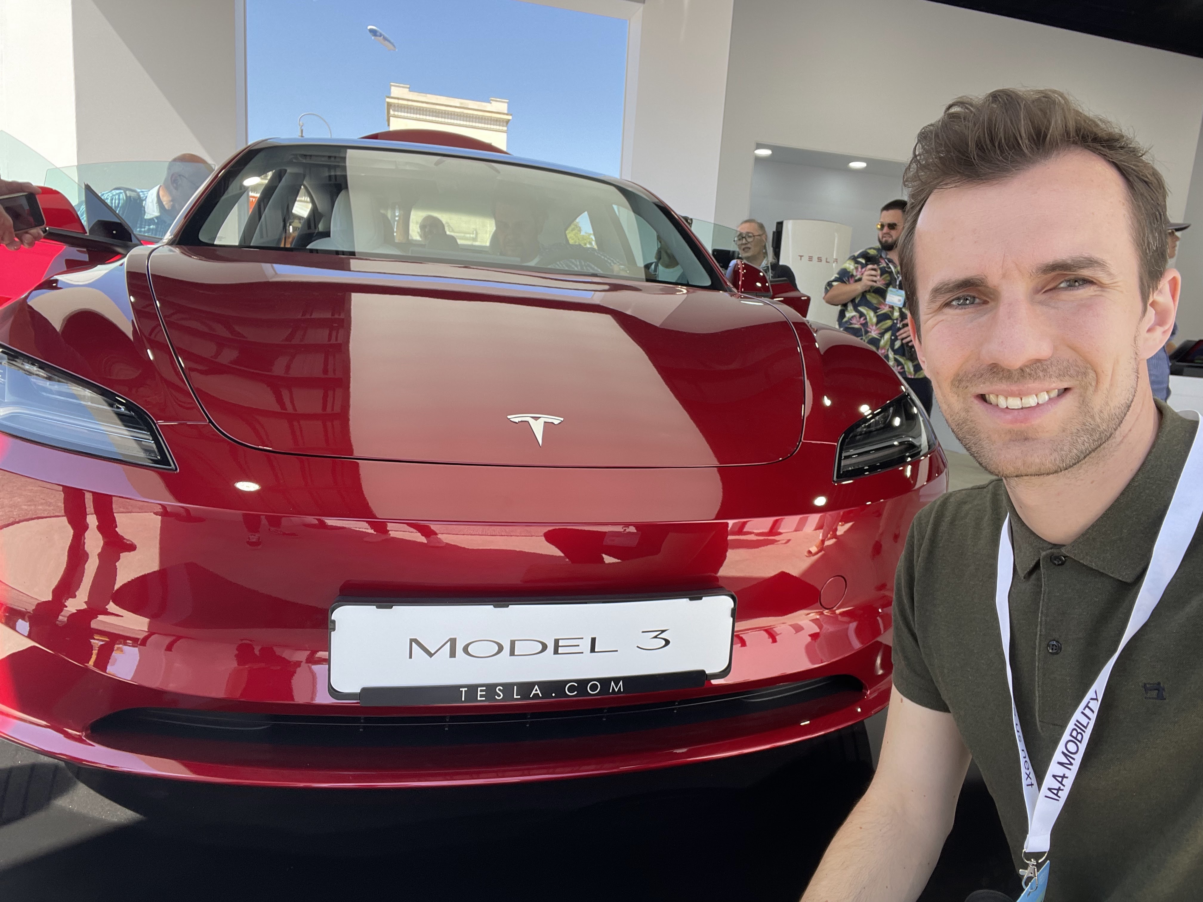 Obwohl Tesla grundsätzlich eher selten auf Automessen vertreten ist, hat das Unternehmen dieses Jahr auf der IAA sein überarbeitetes “Model 3” präsentiert, das einige interessante Neuerungen wie belüftete Sitze und einen Monitor für die hintere Sitzreihe enthält.