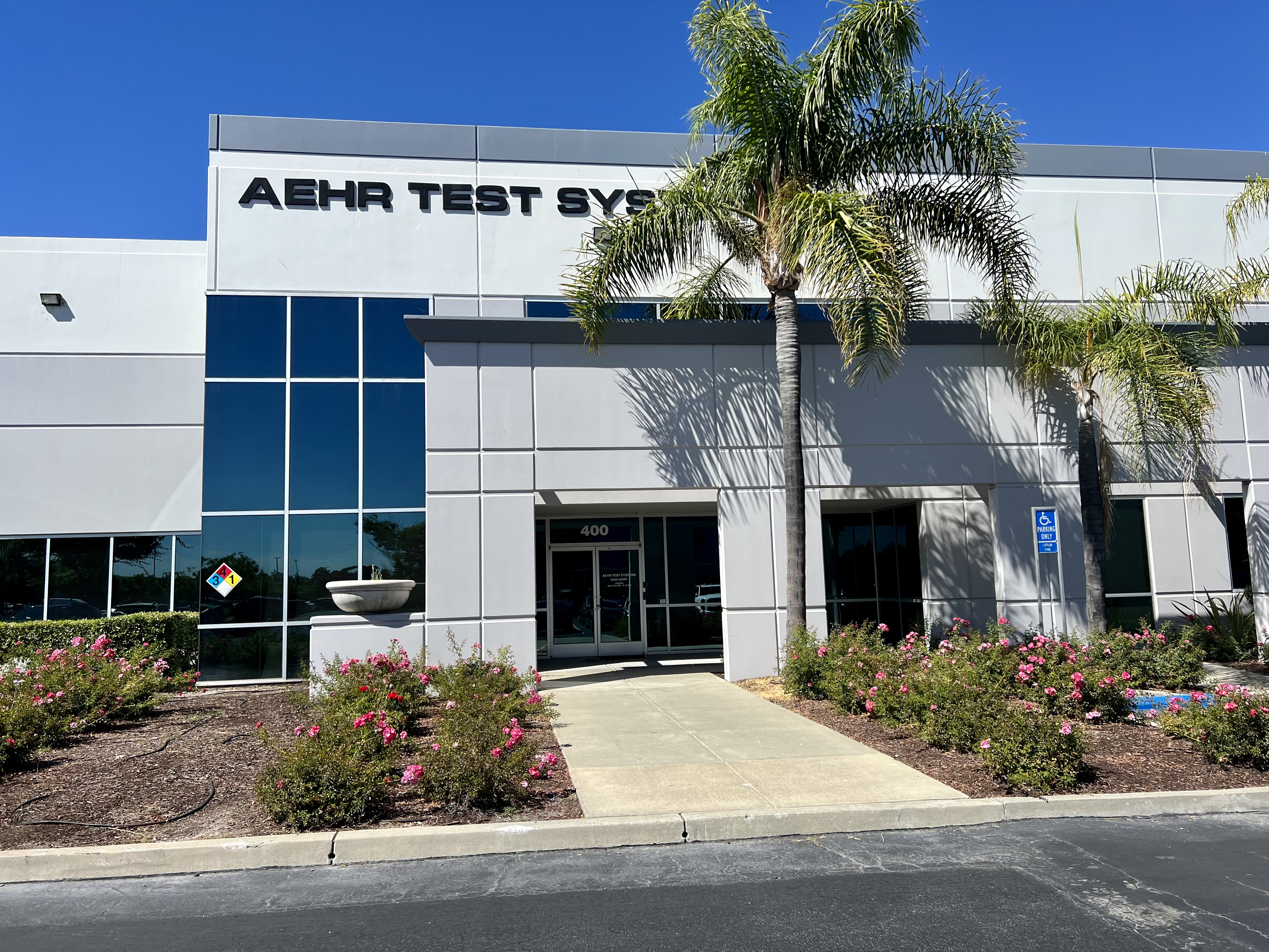 Eingang zum Hauptgebäude von Aehr Test Systems in Fremont, Kalifornien